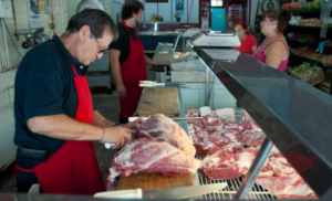 Con cortes que subieron más de 60% en 12 meses, el consumo de carne cayó al menor nivel en 20 años