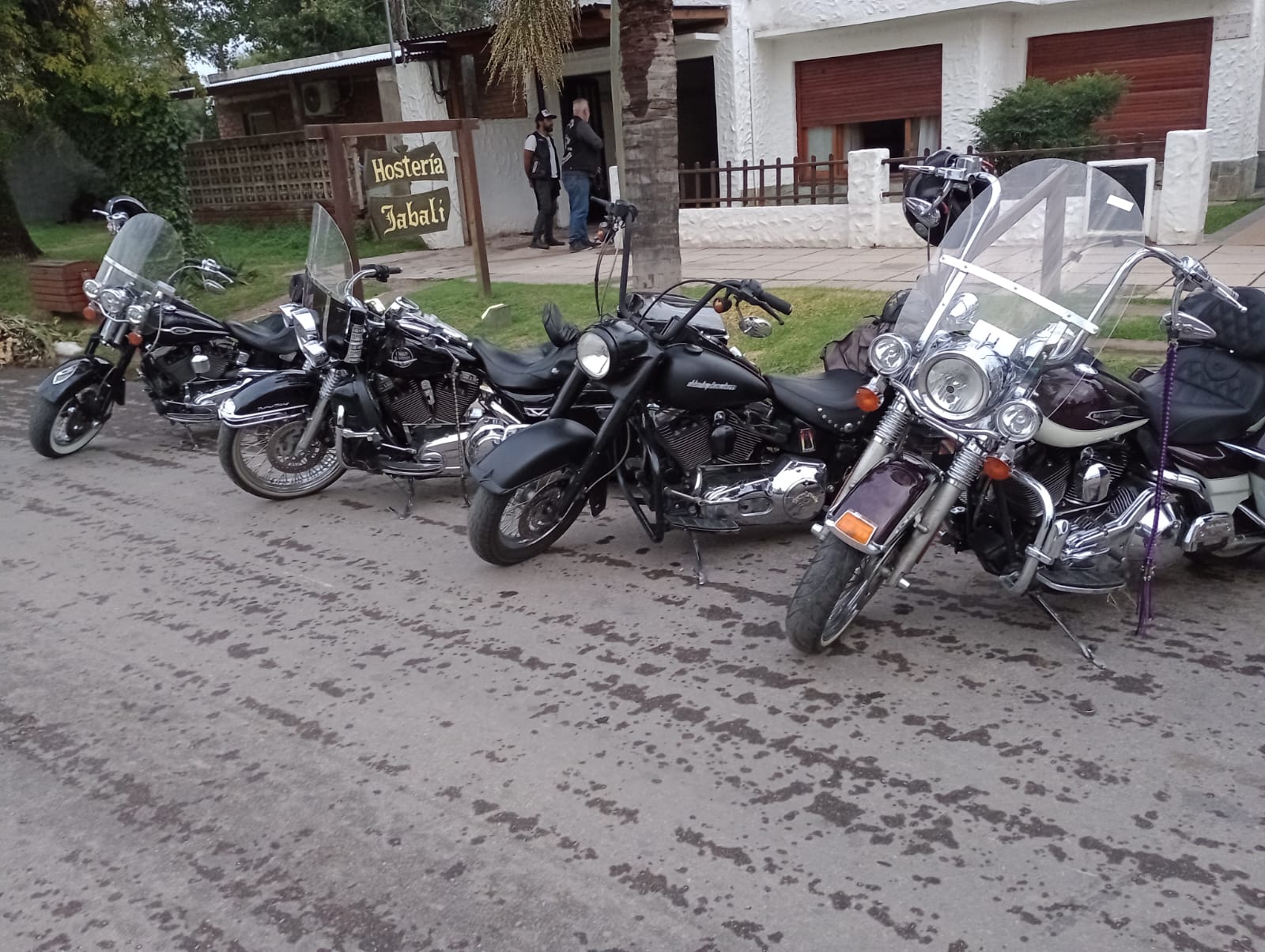 Integrantes de un Club de Motos Harley-Davidson pasaron por Rancul y cautivaron a los vecinos
