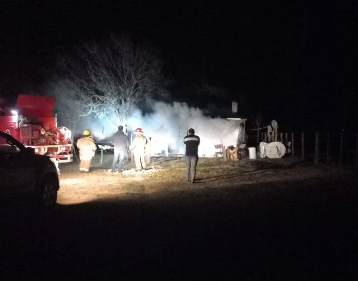 Se incendió una vivienda en un campo cercano a Rancul: las pérdidas fueron totales