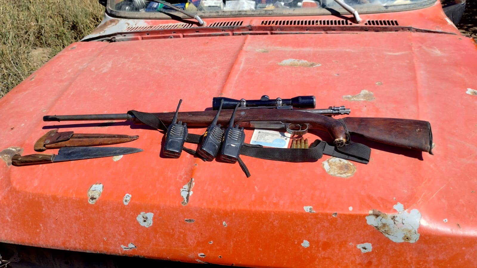 Seguridad Rural infraccionó a cazadores que circulaban por la zona rural de Rancul: secuestraron un fusil, tres handies y un cuchillo