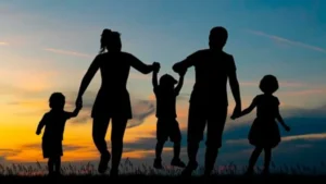 El 41% de los argentinos siente que vive peor que sus padres y el 63% ya resignó consumos