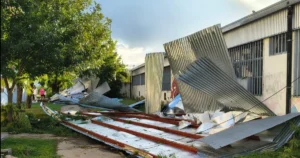 Más de 100 vehículos destrozados, antenas caídas y radios fuera del aire tras el temporal en Santa Rosa
