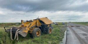 Ruta Nacional 35: volcó una máquina vial que era transportada en un tráiler en cercanías de Huinca