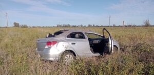 Un auto con cinco ocupantes despistó y volcó en cercanías de Rancul