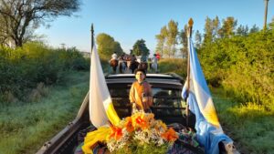 Primera peregrinación por el Cura Brochero en el norte pampeano: unos 250 fieles caminan desde Quetrequen hacia Parera