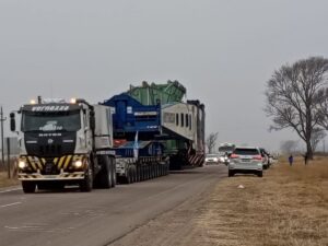 Un carretón de impactantes dimensiones circula por la Ruta Nacional 188 con un importante operativo de seguridad vial