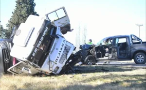 Choque y vuelco en la Ruta Nacional 5: un camión terminó volcado sobre la banquina