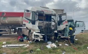Violento choque de camiones en el cruce de las rutas 5 y 1: falleció una persona y otras dos resultaron heridas