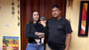 Una familia de contención de Rancul fue notificada por WhatsApp que tienen que entregar al bebé que cuidan desde que nació