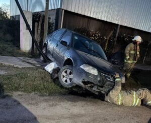 Un conductor perdió el control de su auto y terminó chocando contra una columna de alumbrado público