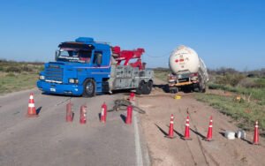 Extenso operativo de Policía y Bomberos en la Ruta 143 tras el vuelco de un camión con gas