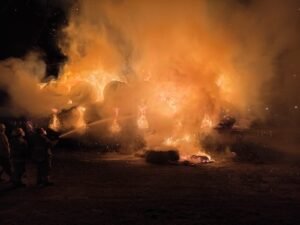 Voraz incendio en Rancul: un carretón cargado con rollos es devorado por las llamas y trabajan Bomberos Voluntarios