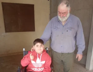Hermoso gesto solidario: un hombre de Parera compró la silla de ruedas eléctrica que necesitaba su pequeño vecino