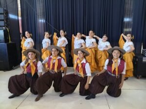 Destacada participación de bailarines del Taller Municipal «La Vieja Esquina» de Quetrequén en un certamen de Danzas